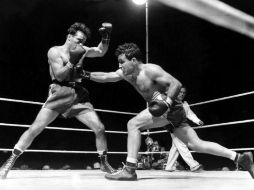 La Motta (derecha), ganó uno solo de los seis encuentros que mantuvo contra Sugar Ray Robinson AP / ARCHIVO
