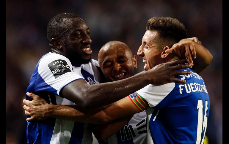 Héctor Herrera (D) celebra con sus compañeros uno de los goles del Porto.