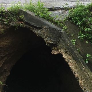 Cierran carretera federal 200 sur por socavón en la vialidad