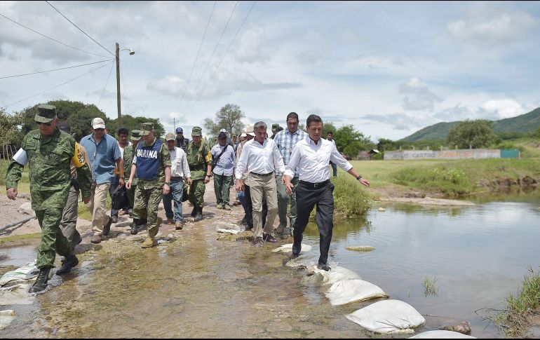 Peña Nieto estuvo acompañado de Osorio Chong y Salvador Cienfuegos así como los secretarios de la Marina y Salud.