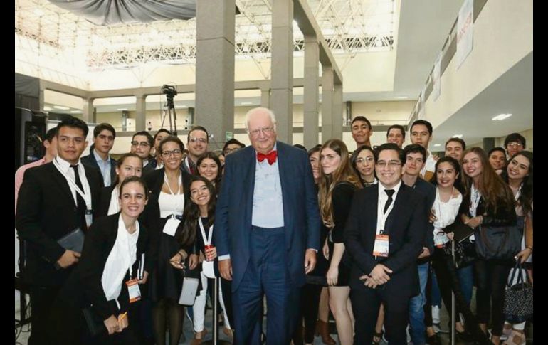 Al terminar la conferencia, el Premio Nobel se tomó una fotografía con los alumnos de la Autónoma de Guadalajara.