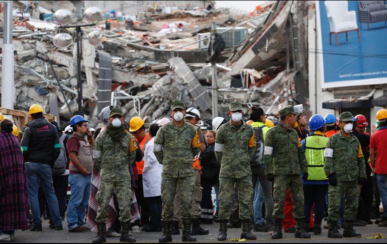 Habitantes capitalinos y rescatistas evacuaron los inmuebles y las zonas de trabajo ante la llamada de alerta.