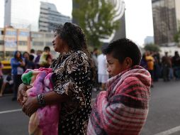 Personas permanecen en las calles luego de que sonaran las alarmas sísmicas.