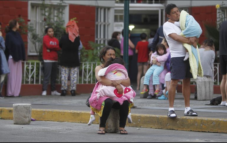 Habitantes de la capital salen de sus casas luego que la alerta sísmica sonara.