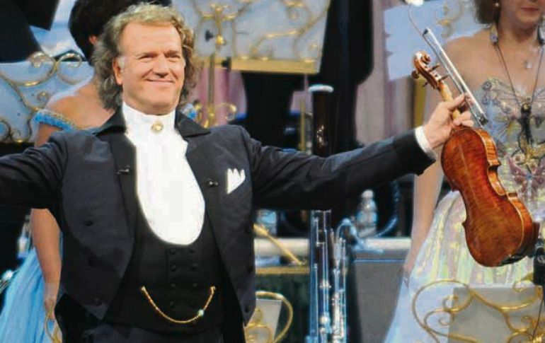 El violinista André Rieu al lado de su orquesta hace de su presentación, un momento ameno y divertido. NTX / ARCHIVO