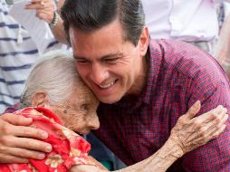 Peña Nieto saludó a una mujer de 107 años de edad, quien le expresó el ánimo que tiene para reconstruir su casa. TWITTER/Presidencia México