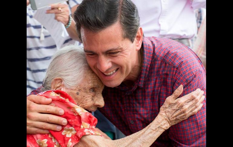 Peña Nieto saludó a una mujer de 107 años de edad, quien le expresó el ánimo que tiene para reconstruir su casa. TWITTER/Presidencia México