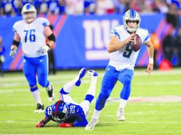 Potencia. Este mediodía, Matt Stafford (der.) y los Lions reciben a los campeones vigentes de la NFC.