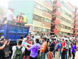 Voluntarios trabajando en la Unidad Habitacional de Taxqueña; aún queda gente desaparecida.
