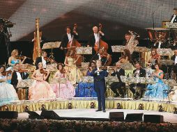 Arte para los oídos. El holandés, anoche con su orquesta ante un público multigeneracional.