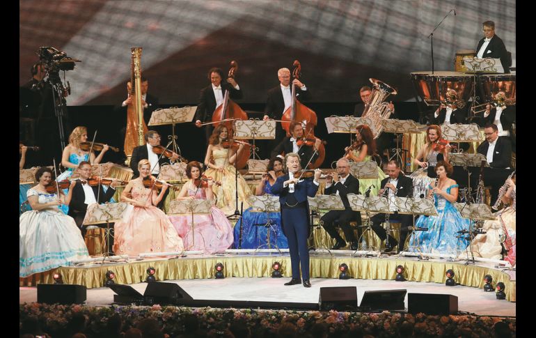 Arte para los oídos. El holandés, anoche con su orquesta ante un público multigeneracional.