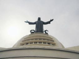 El Cristo Rey mide 20 metros y pesa 80 toneladas.