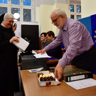 Abren los colegios electorales en Alemania