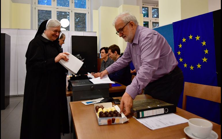 Varias monjas emiten sus votos en una mesa de votación en Berlín durante las elecciones generales.