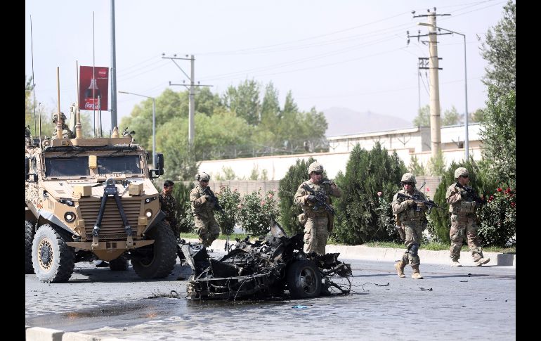 Fuerzas de seguridad inspeccionan el sitio donde ocurrió el atentado.