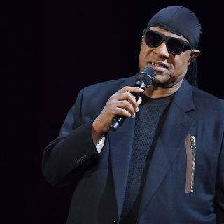 Stevie Wonder se arrodilla durante concierto contra la pobreza
