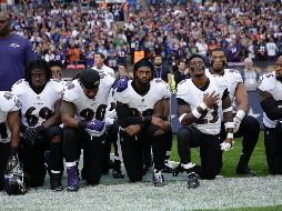 Una veintena de jugadores decide hincarse en el pasto durante el himno nacional en el estadio de Wembley.
