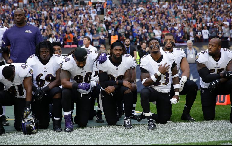 Una veintena de jugadores decide hincarse en el pasto durante el himno nacional en el estadio de Wembley.