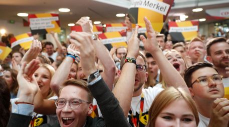 Partidarios de la Unión Cristianodemocrática celebran el triunfo de Angela Merkel este domingo.