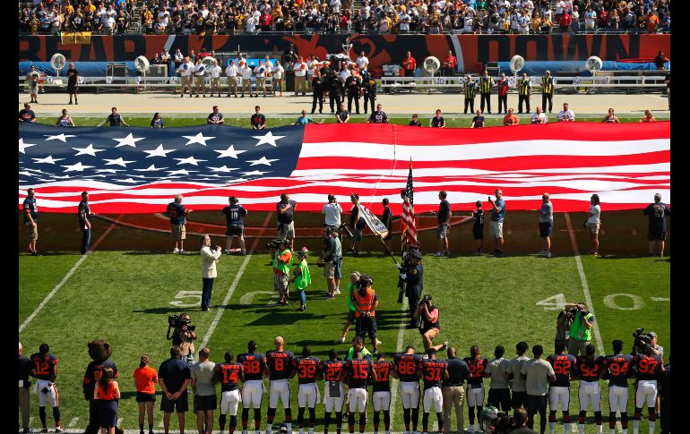 Durante la ceremonia del himno el lado de los Acereros (superior) aparece prácticamente vacío.