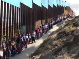 El artista italiano Francesco Grigolo, quien organizó el evento con estos niños en el muro fronterizo de esta ciudad.