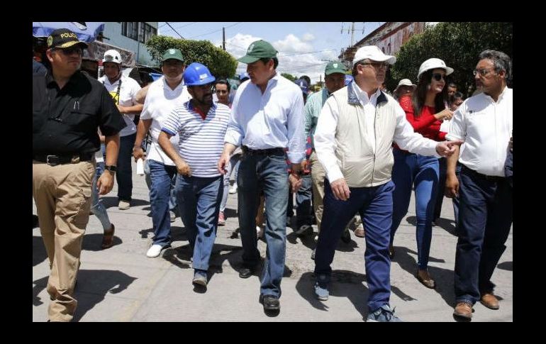 El secretario de Gobernación en su recorrido por Zacatepec, Morelos, para la evaluación de daños. TWITTER / @osoriochong