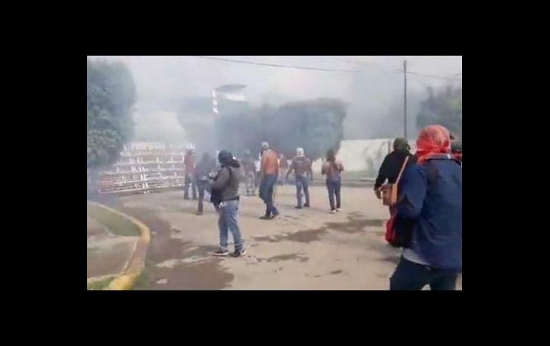 Estudiantes de la Normal de Ayotzinapa lanzaron objetos a las instalaciones del 27 batallón de infantería en Iguala. Twitter /@des_informante