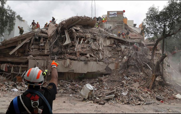 Sube a 320 cifra de fallecidos por sismo en México