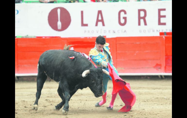 Ante una aceptable entrada en la Nuevo Progreso, el tapatío Arturo de Alba dio muestra de calidad y cortó la única oreja de la tarde.