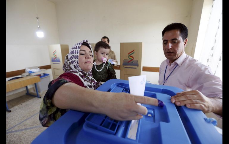 Una mujer kurda vota en el referéndum de independencia en un centro electoral en Erbil, en la región autónoma del Kurdistán.