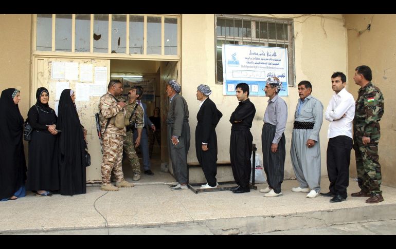 Varios ciudadanos kurdos esperan para emitir su voto en un colegio electoral de Erbil.