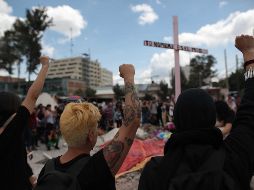 Activistas, en su mayoría mujeres, colocaron ofrendas y recordaron a las trabajadoras de una fábrica textil que murieron tras colapsar el edificio donde laboraban.