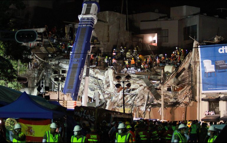 Pasó más de treinta horas encerrada en un reducido espacio del edificio de seis pisos de la calle de Álvaro Obregón 286.