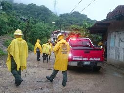 Elementos de Protección Civil mantienen el operativo de vigilancia en los municipios de la costa.