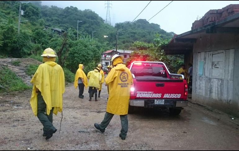 Elementos de Protección Civil mantienen el operativo de vigilancia en los municipios de la costa.