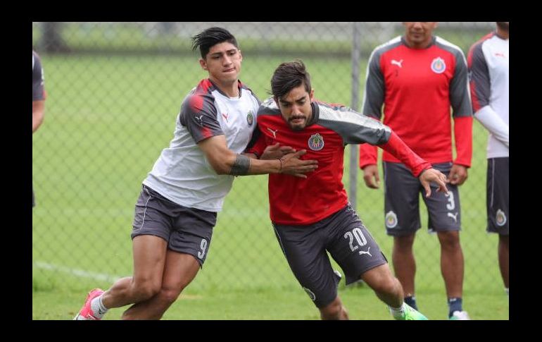 Pulido ya entrena al parejo del equipo y podría reaparecer esta semana contra Lobos Buap. TWITTER / @Chivas