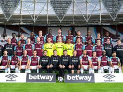 Javier Hernández, sus compañeros y cuerpo técnico aparecieron muy sonrientes en la imagen. TWITTER / @WestHamUtd