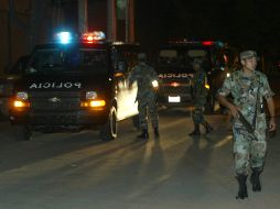 Los delincuentes atacaron con artefactos explosivos para evitar que los oficiales se acercaran al inmueble.