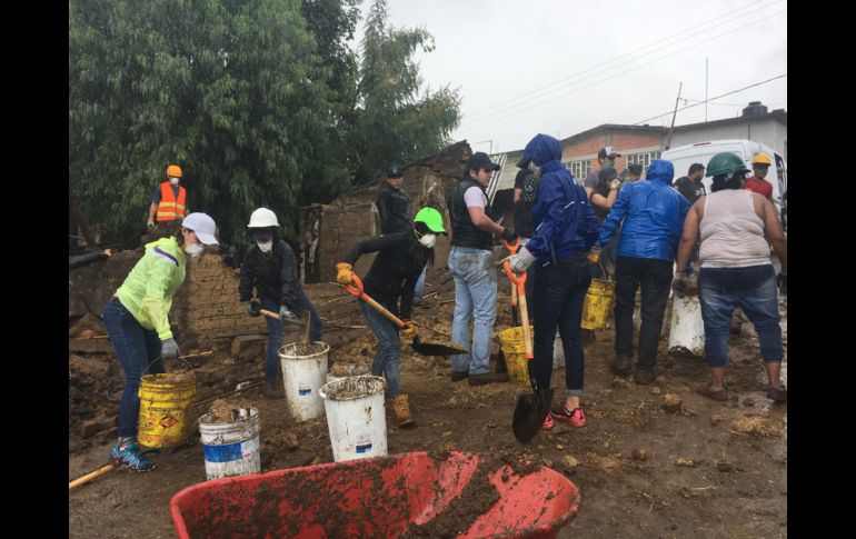 Atzitzihuacan, Puebla. Voluntarios limpian el terreno donde se edificará una nueva casa para una anciana.