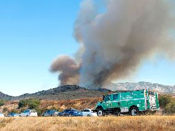 Varios helicópteros y aviones combatieron el fuego, y se usan excavadoras para detener el avance del incendio.