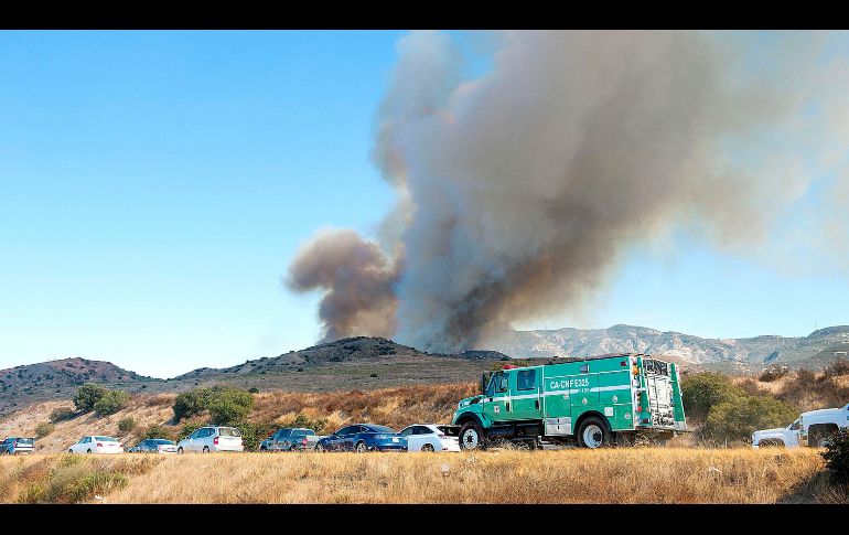 Varios helicópteros y aviones combatieron el fuego, y se usan excavadoras para detener el avance del incendio.