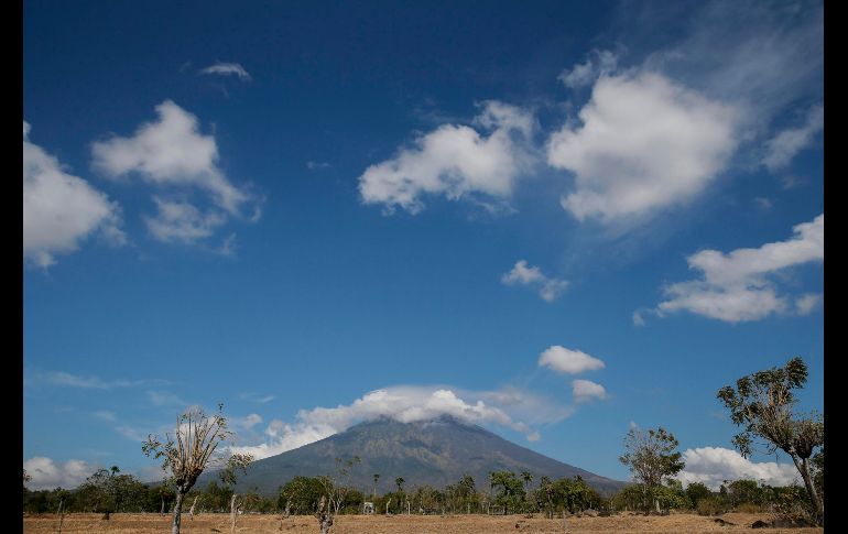 El volcán Agung se ve desde el pueblo de Datah en Karangasem.