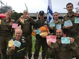 Uno de los rescatistas incluso hace un corazón con las manos para presumir los mensajes. FACEBOOK / Israel Defense Forces