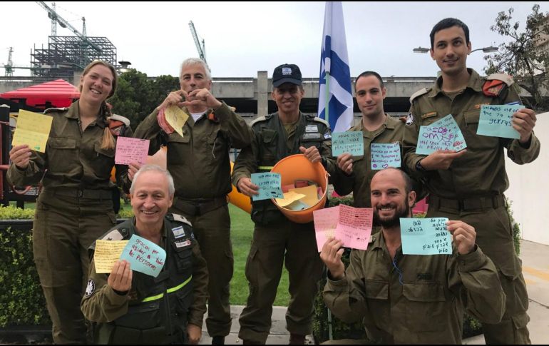 Uno de los rescatistas incluso hace un corazón con las manos para presumir los mensajes. FACEBOOK / Israel Defense Forces