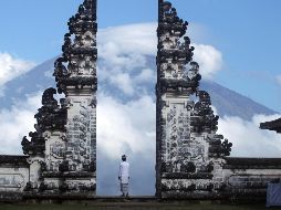 Las autoridades disponen el nivel de alerta más alto. Piden a la gente a mantenerse a por lo menos nueve kilómetros de distancia del cráter. AP/
