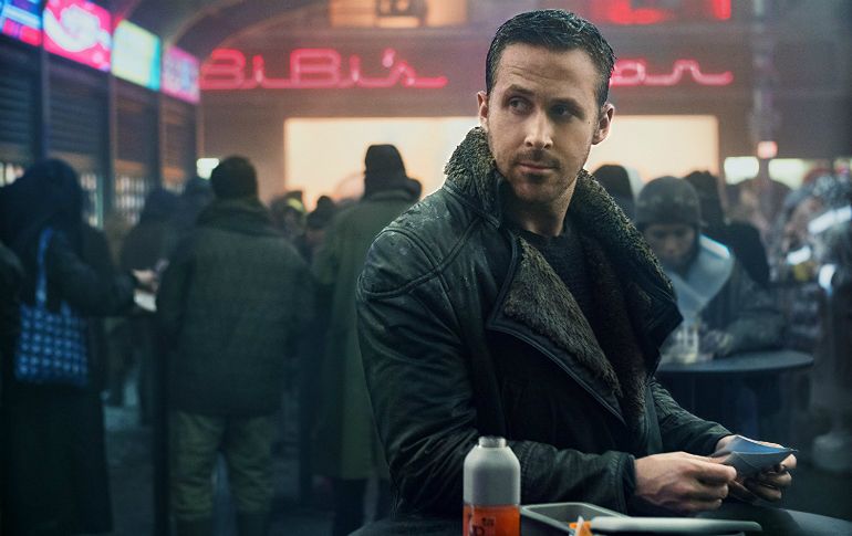 Ryan Gosling como el oficial K busca emular el éxito de Harrison Ford como el Blade Runner Rick Deckard de 1982.