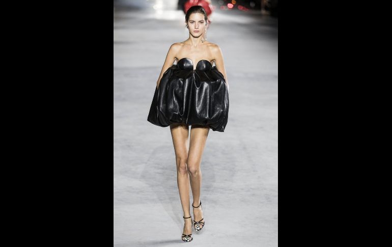PARÍS, FRANCIA.- Una modelo presenta una creación de la colección Primavera/Verano 2018 Ready for Wear del belga Anthony Vaccarello para Saint Laurent, durante la Semana de la Moda de París. EFE/E. Laurent
