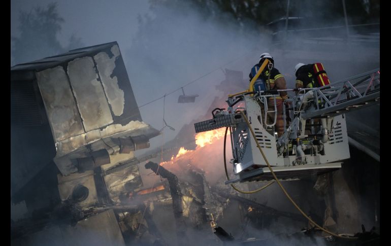 OREBRO, SUECIA.- Bomberros intentan apagar un incendio en una mezquita. AFP / TT News Agency/K. Nilsson