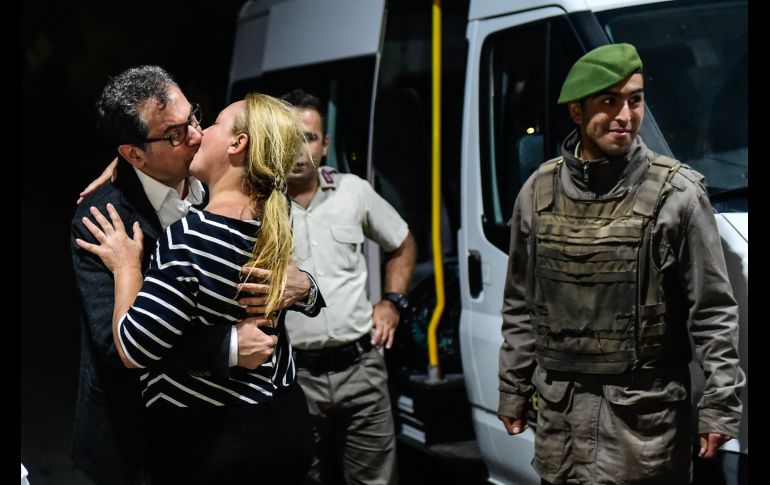 El periodista Kadri Gürsel besa a su esposa tras salir de prisión. Un tribunal ordenó ayer la liberación de Gürsel, en el marco de un controvertido juicio contra el diario Cumhuriyet, crítico con el Gobierno. AFP/Y. Akgul