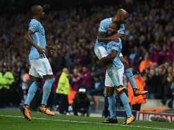 Sterling (C) celebra el segundo gol del Manchester City, anotado en los minutos finales del partido.